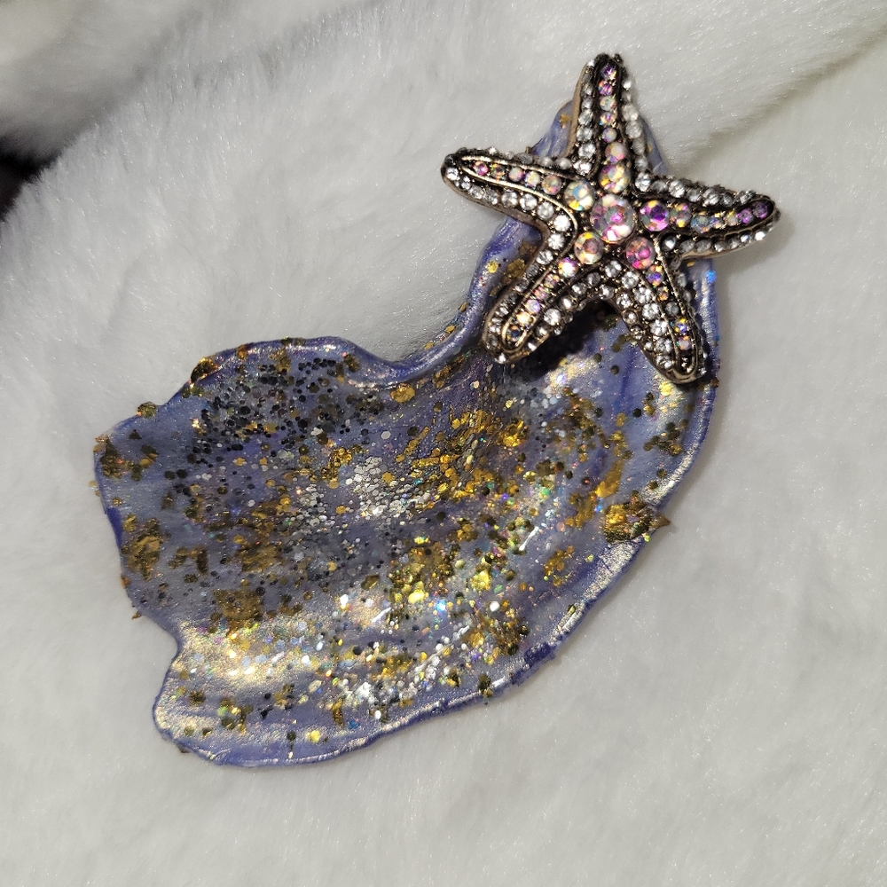 Oyster shell ring holder/trinket